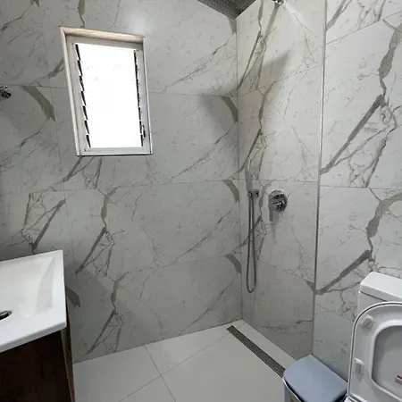 Modern Beachfront Apartman Saranda